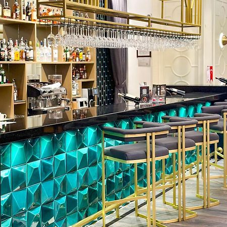 Ramada By Wyndham Istanbul Merter Esterno foto The bar at the 2019 edition of the World Economic Forum