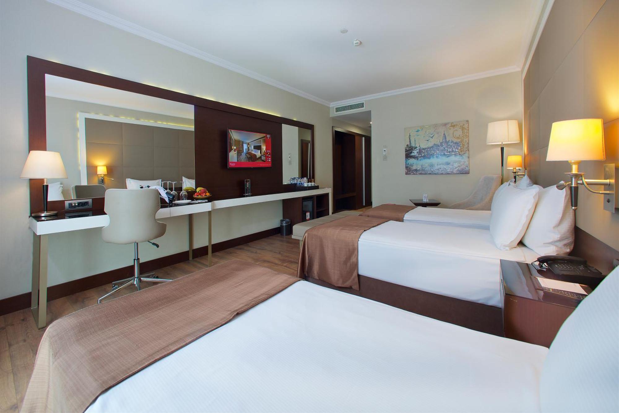 Ramada By Wyndham Istanbul Merter Esterno foto A room at the hotel