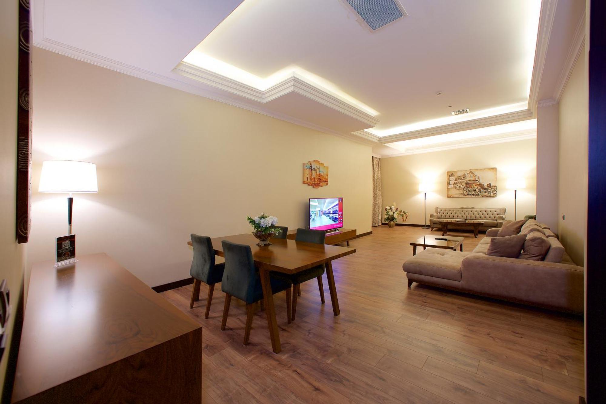 Ramada By Wyndham Istanbul Merter Esterno foto A suite at the hotel