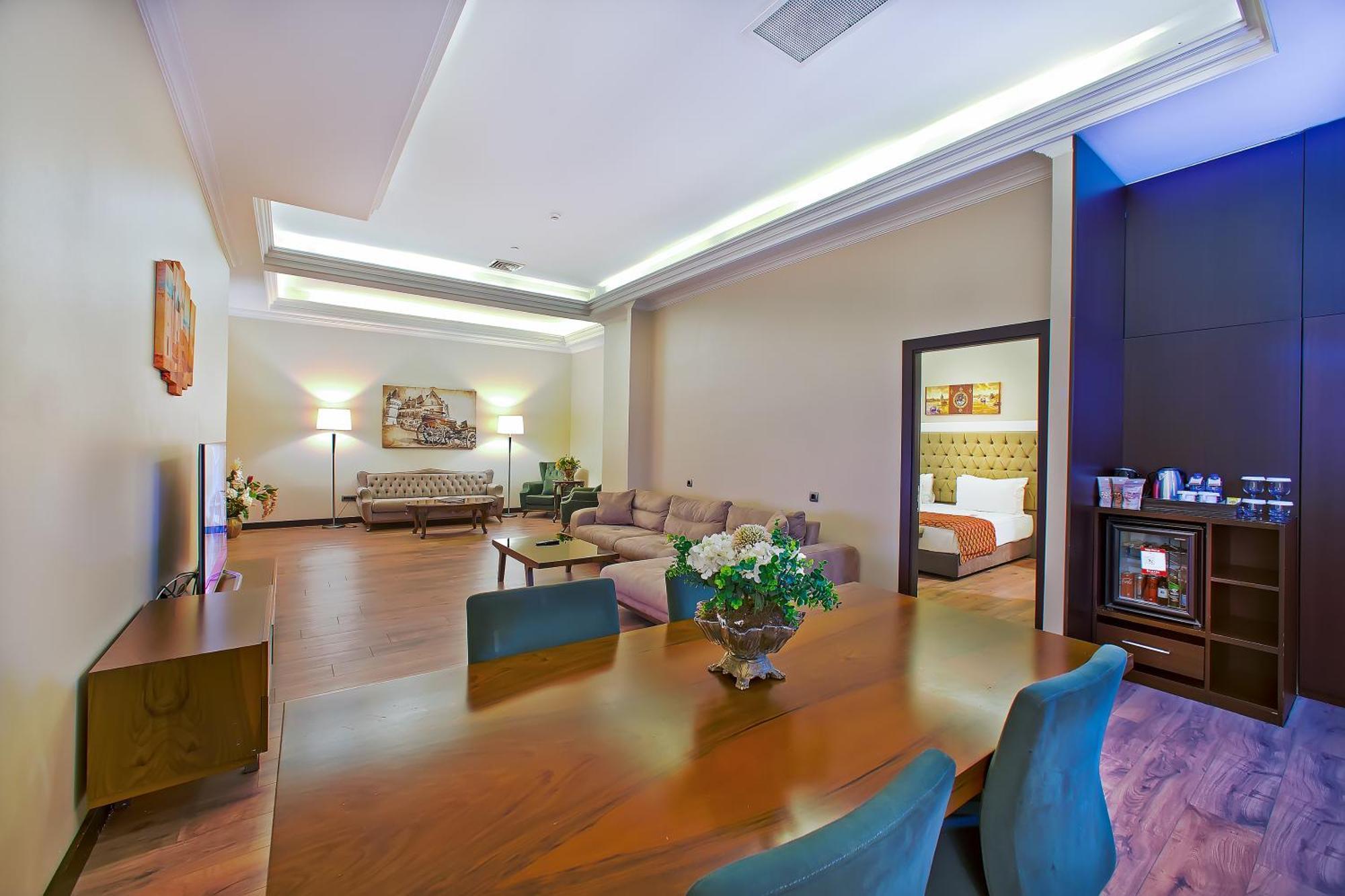 Ramada By Wyndham Istanbul Merter Esterno foto Suite