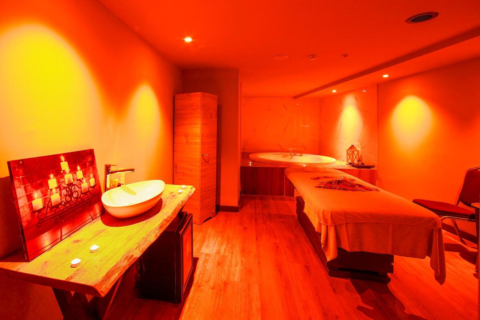 Ramada By Wyndham Istanbul Merter Esterno foto A spa in India