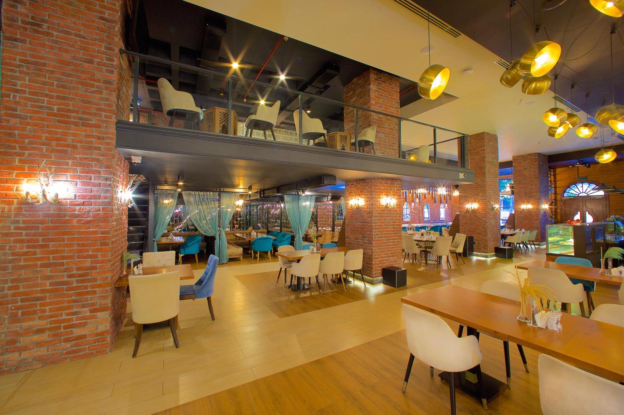 Ramada By Wyndham Istanbul Merter Esterno foto The interior of a typical restaurant in the mall