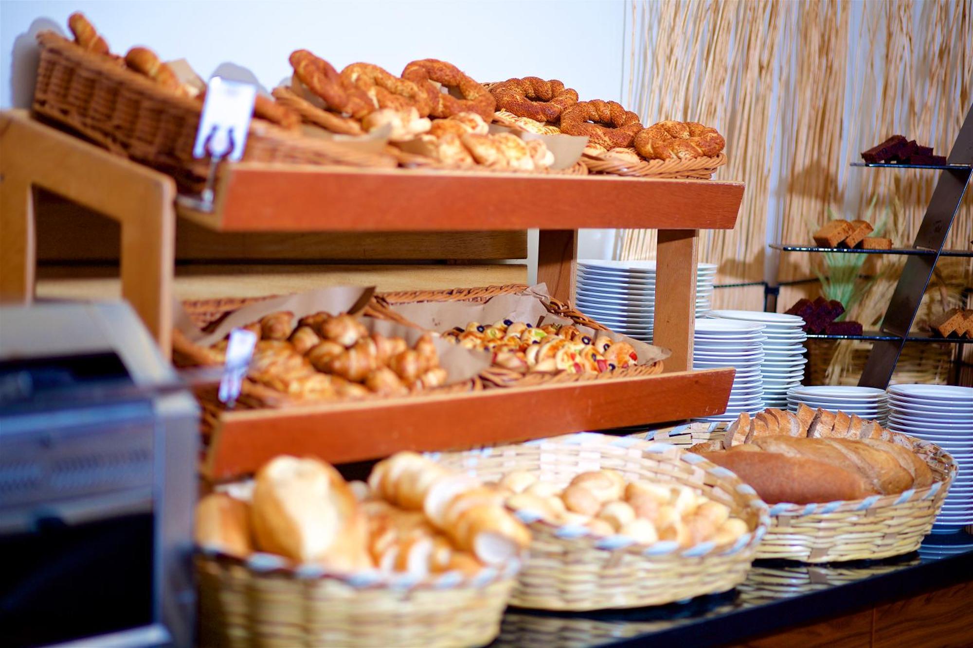 Ramada By Wyndham Istanbul Merter Esterno foto A bread station