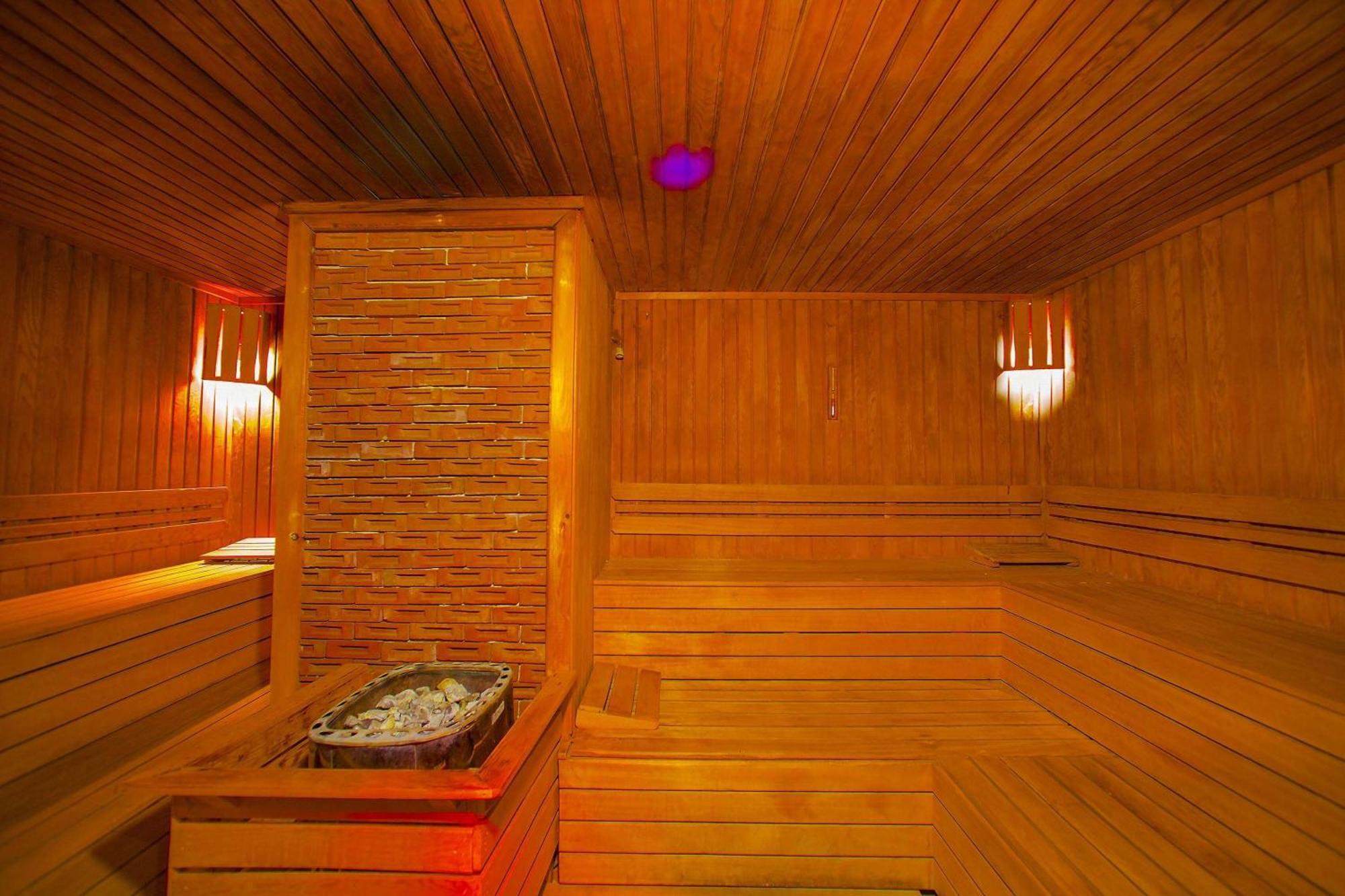 Ramada By Wyndham Istanbul Merter Esterno foto A Finnish sauna