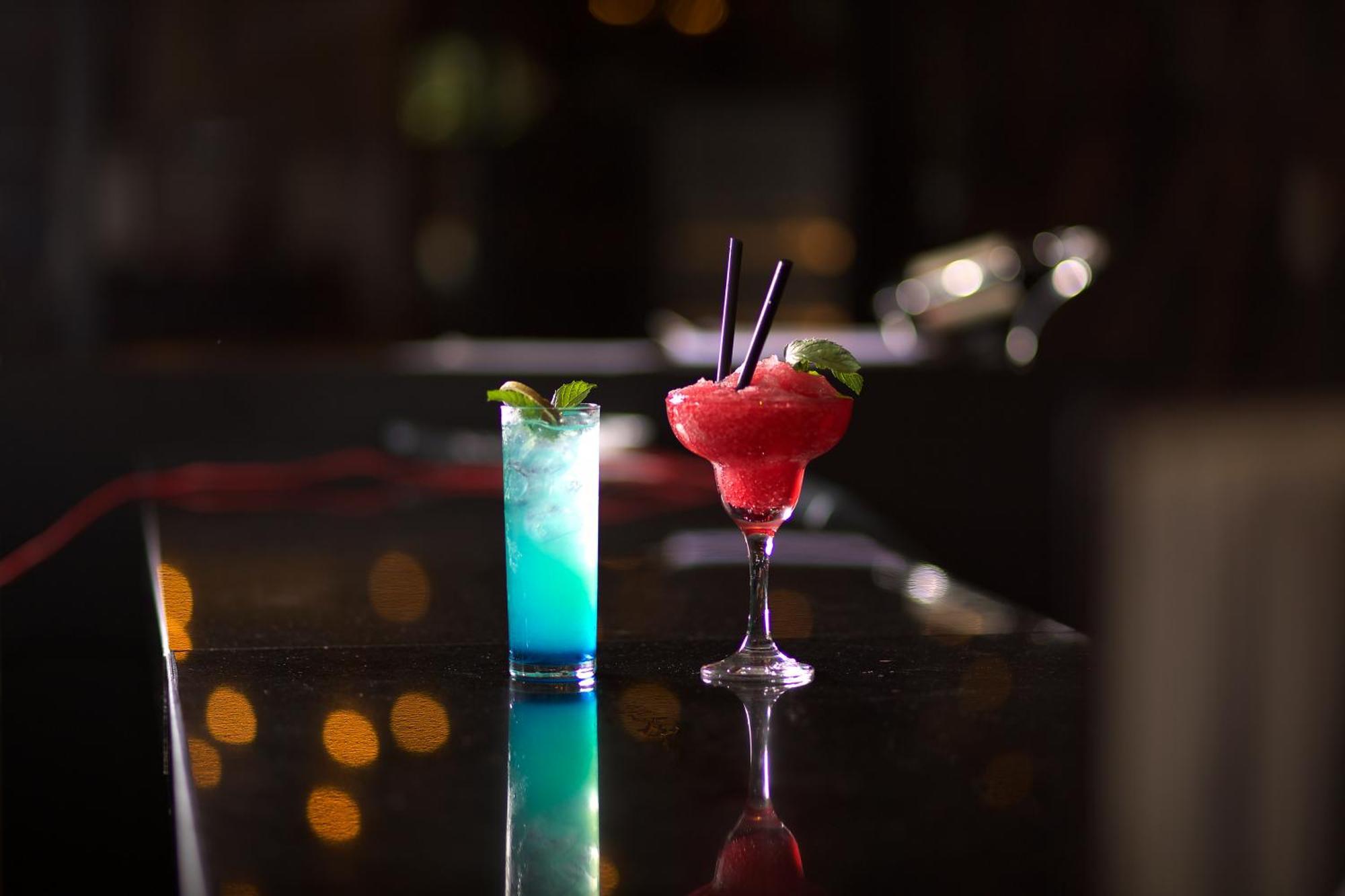 Ramada By Wyndham Istanbul Merter Esterno foto A Blue Hawaii (left) and a strawberry margarita (right)