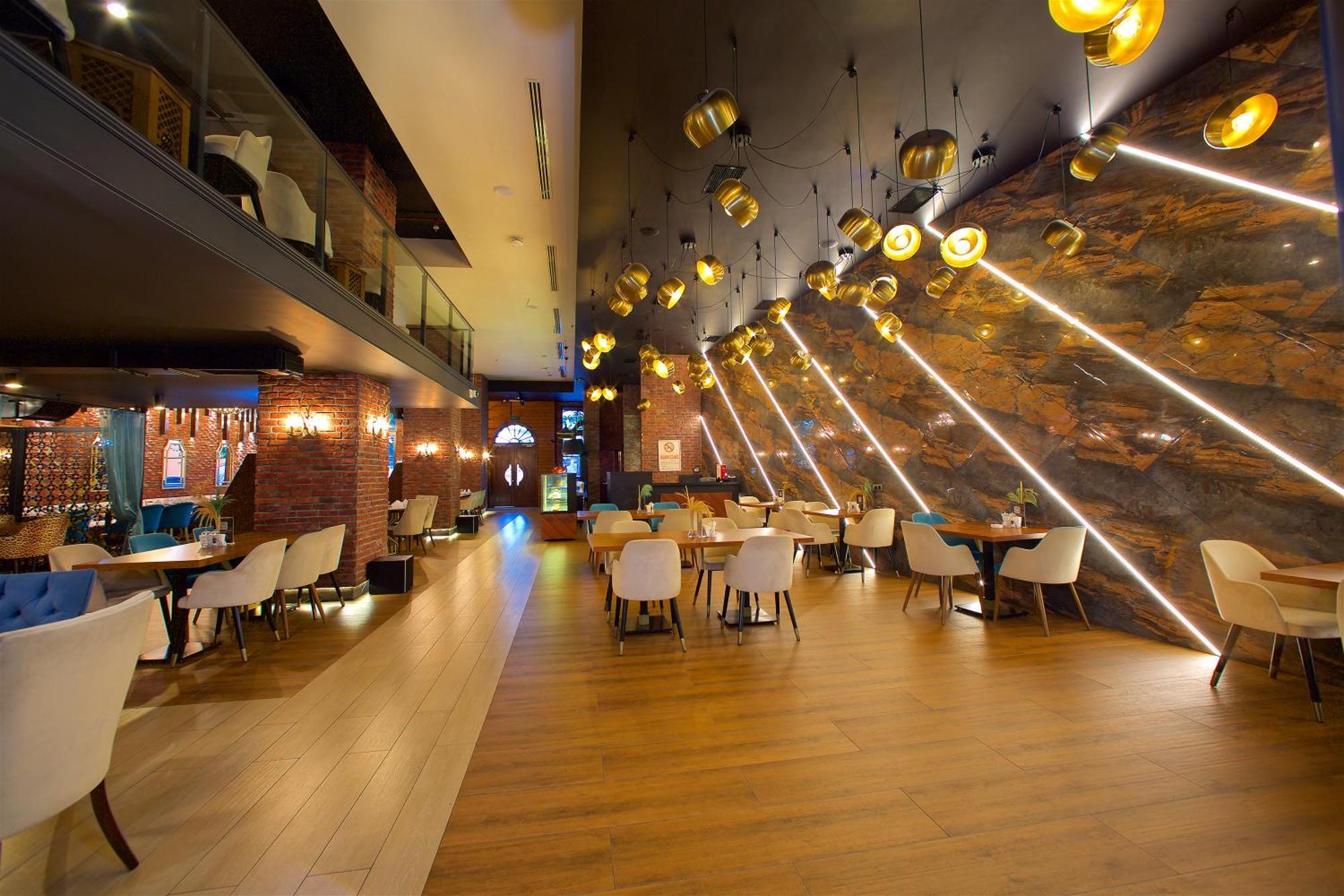 Ramada By Wyndham Istanbul Merter Esterno foto Restaurant in the hotel