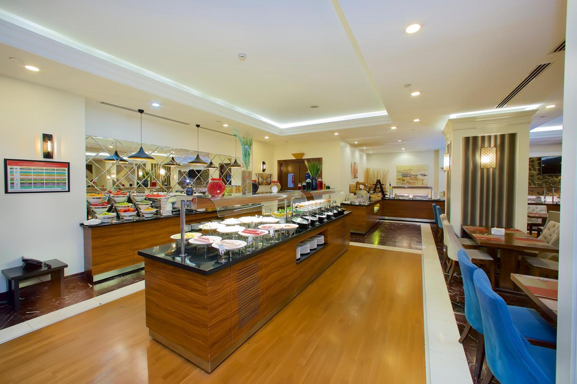 Ramada By Wyndham Istanbul Merter Esterno foto The buffet at the hotel