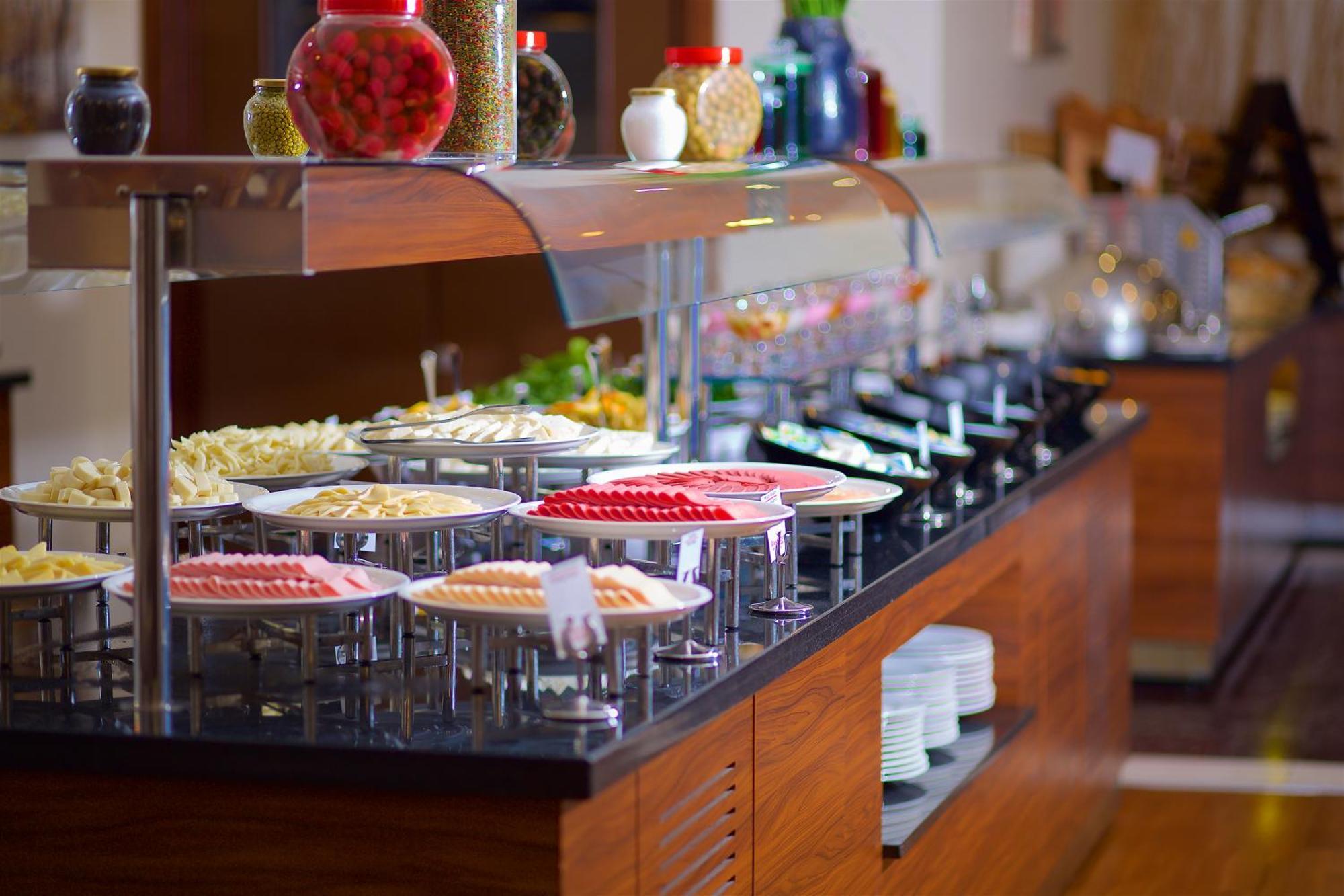Ramada By Wyndham Istanbul Merter Esterno foto A salad bar