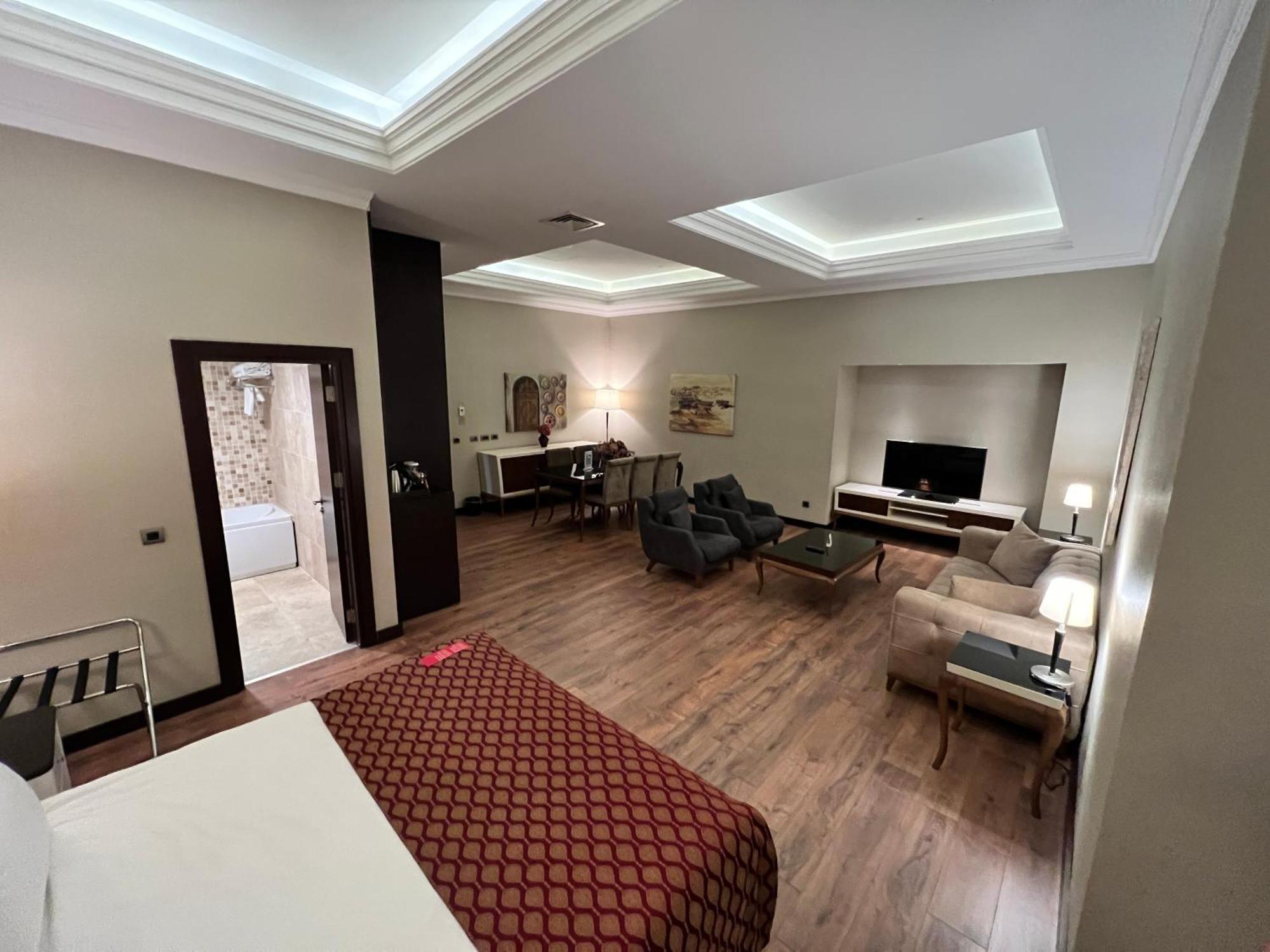 Ramada By Wyndham Istanbul Merter Esterno foto Suite at the hotel