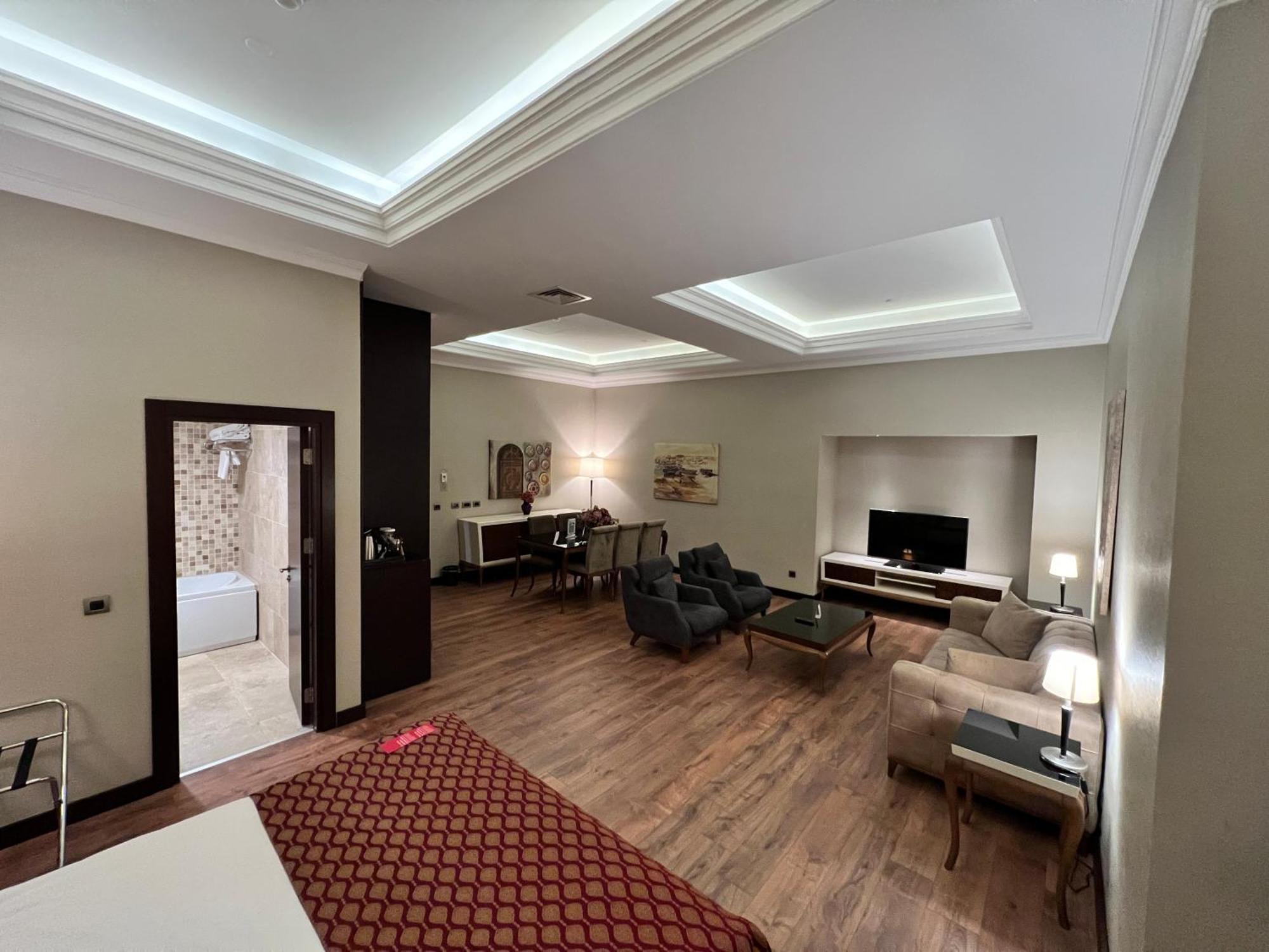 Ramada By Wyndham Istanbul Merter Esterno foto Suite at the hotel