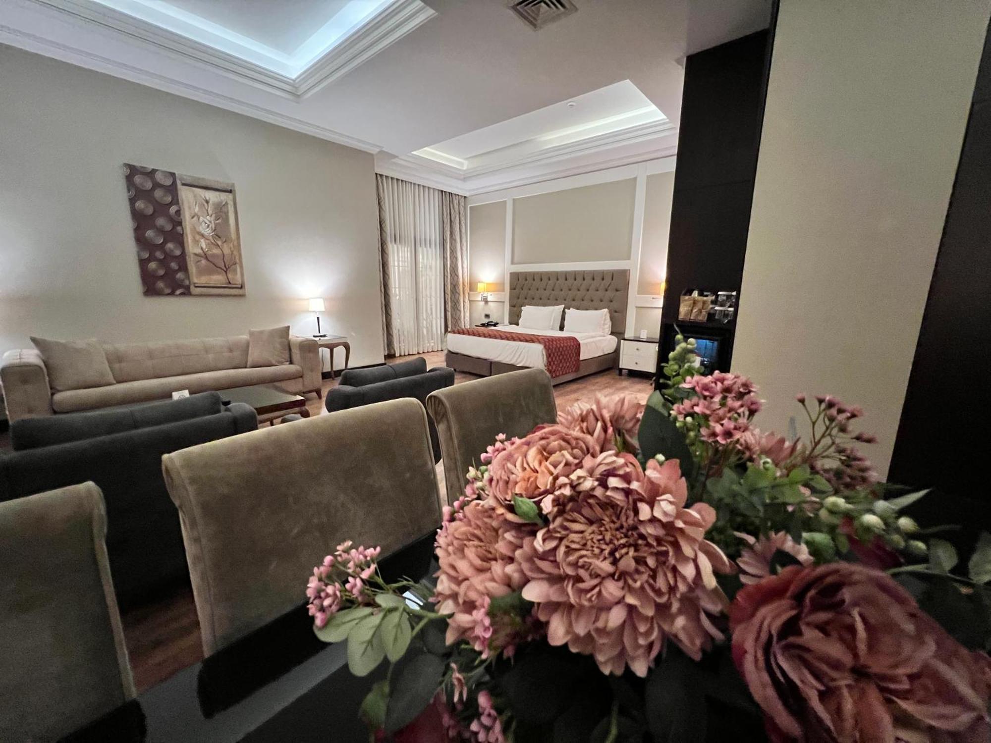 Ramada By Wyndham Istanbul Merter Esterno foto Suite