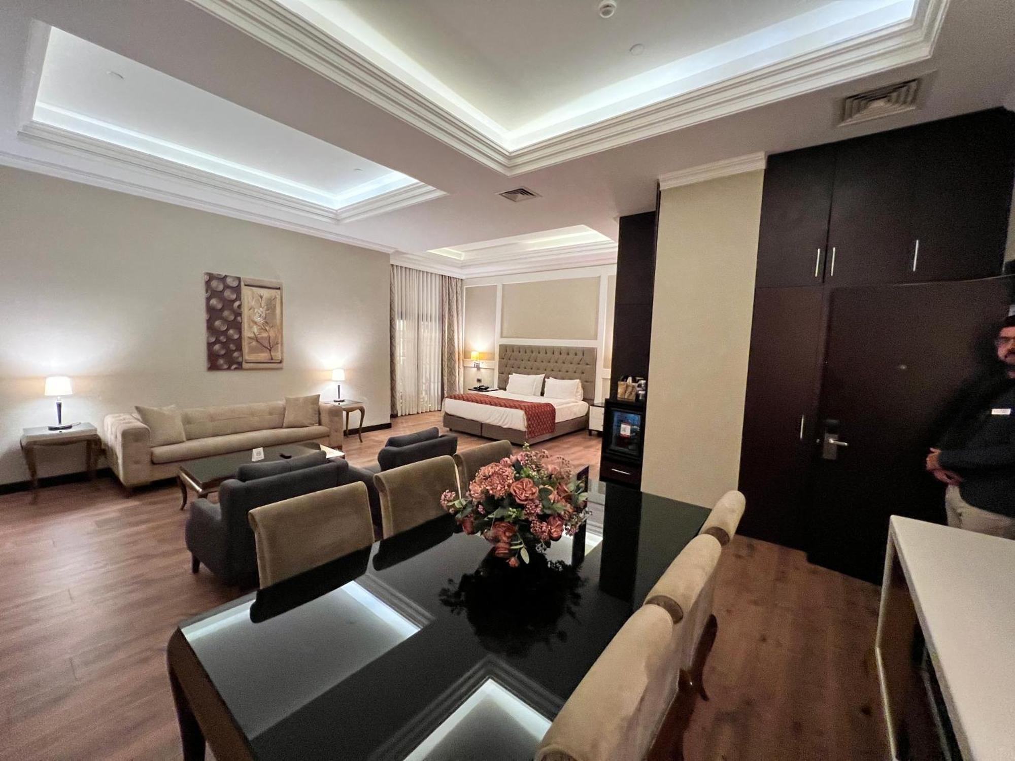 Ramada By Wyndham Istanbul Merter Esterno foto Suite at the hotel