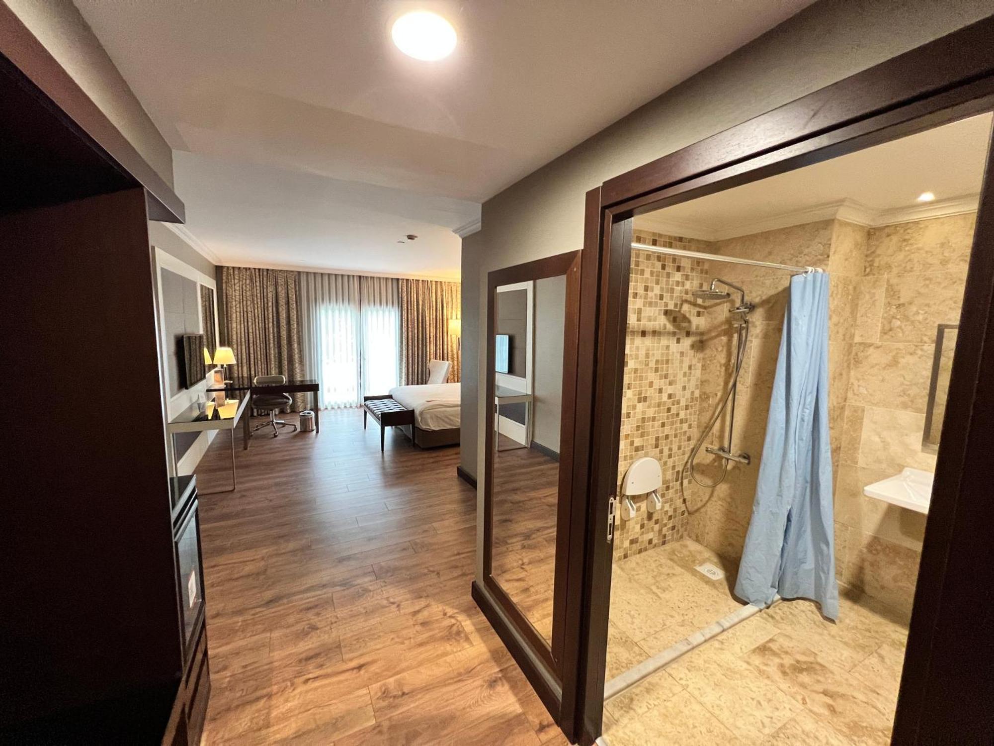 Ramada By Wyndham Istanbul Merter Esterno foto A typical room at the hotel